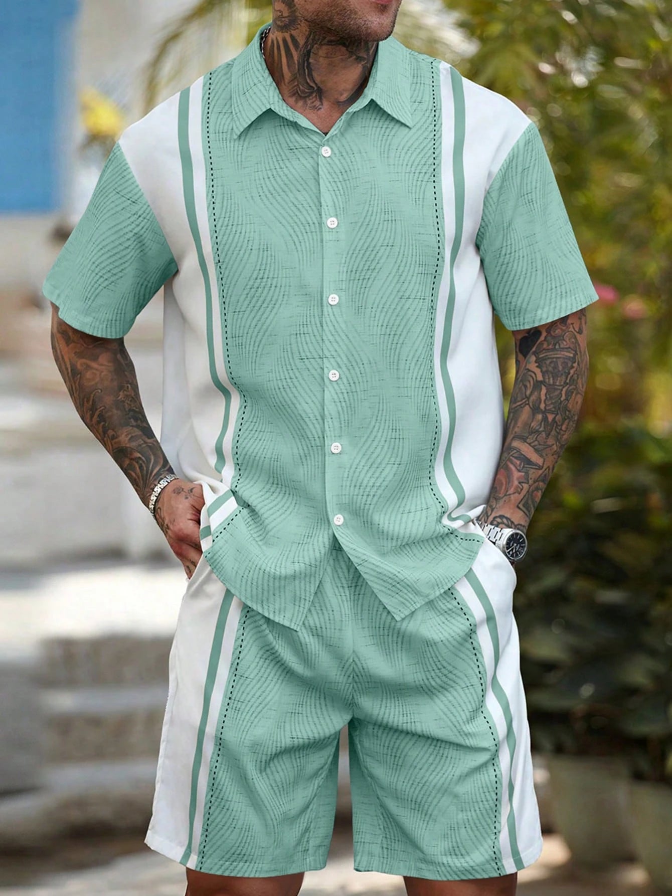Ensemble homme chemise et short à rayures simples style hawaïen – tenue décontractée deux pièces pour vacances, chemise à manches courtes avec boutons.