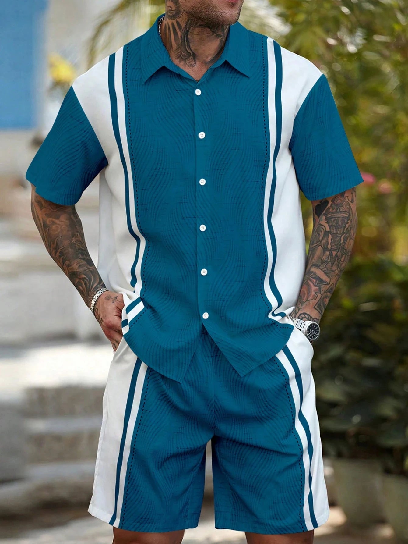 Ensemble homme chemise et short à rayures simples style hawaïen – tenue décontractée deux pièces pour vacances, chemise à manches courtes avec boutons.